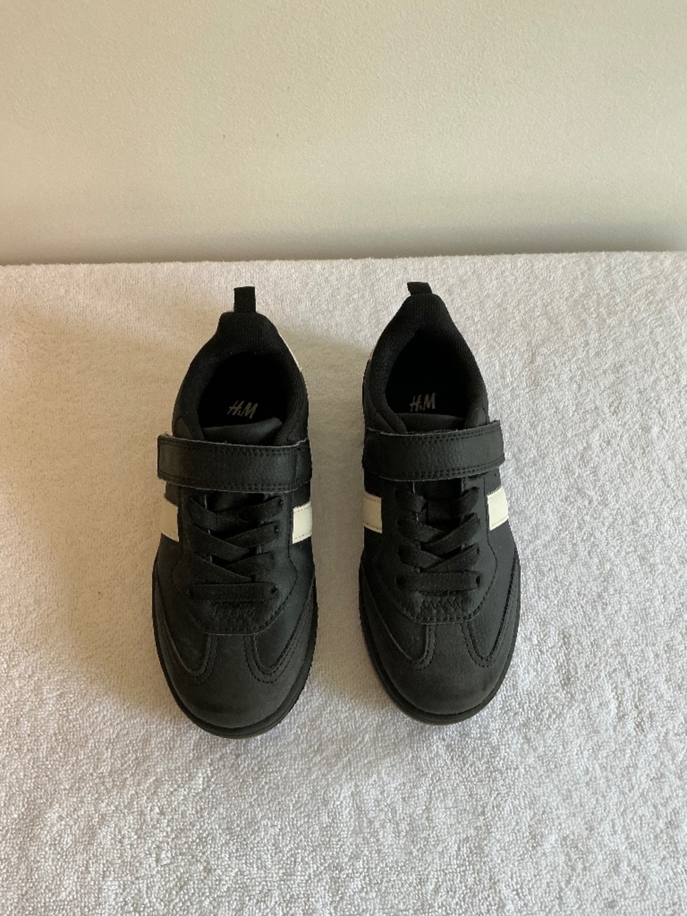 H&M Boy’s Athletic Shoes Black and White Size U.S. 12